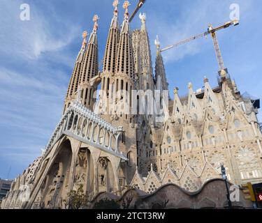 Sagrada Familia bei sonnigem Wetter, blauer Himmel Stockfoto