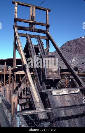 Calico, CA., USA 4/1984. Calico ist eine Geisterstadt und ehemalige Bergbaustadt im San Bernardino County, Kalifornien, USA. Gegründet 1881 als Silberbergbaustadt. Es liegt an der Interstate 15, 4,8 km von Barstow und 5 Meilen von Yermo entfernt. Walter Knott kaufte Calico in den 1950er Jahren und baute bis auf die fünf verbleibenden Originalgebäude alle Gebäude wieder auf, um sie in den 1880er Jahren zu sehen California Historical Landmark #782 und 2005 von Gouverneur Arnold Schwarzenegger zur Silver Rush Ghost Town in Kalifornien erklärt. Stockfoto