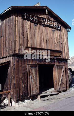 Calico, CA., USA 4/1984. Calico ist eine Geisterstadt und ehemalige Bergbaustadt im San Bernardino County, Kalifornien, USA. Gegründet 1881 als Silberbergbaustadt. Es liegt an der Interstate 15, 4,8 km von Barstow und 5 Meilen von Yermo entfernt. Walter Knott kaufte Calico in den 1950er Jahren und baute bis auf die fünf verbleibenden Originalgebäude alle Gebäude wieder auf, um sie in den 1880er Jahren zu sehen California Historical Landmark #782 und 2005 von Gouverneur Arnold Schwarzenegger zur Silver Rush Ghost Town in Kalifornien erklärt. Stockfoto