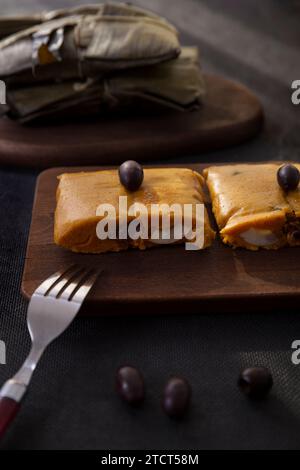 Typisches Gericht von Peru unter dem Namen Tamales bekannt, mit Maismehl, Huhn oder Schweinefleisch, Knoblauch, Chili, schwarzen Oliven und Ei gemacht. Stockfoto