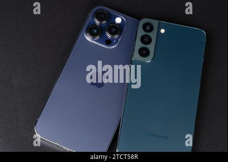 New York, USA – 11. Dezember 2023: Vergleichen Sie iPhone und samsung Smartphone Nahaufnahme Rückansicht Stockfoto