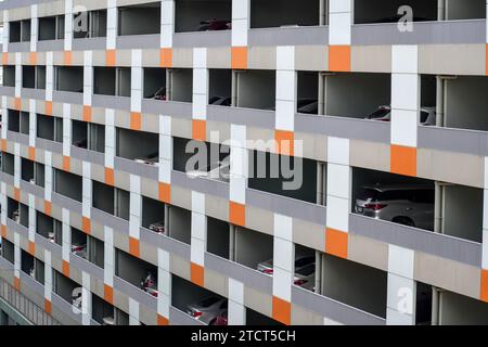 Mehrstöckiger Parkplatz in den ersten Stockwerken eines mehrstöckigen Wohngebäudes Stockfoto