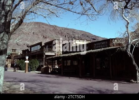 Calico, CA., USA 4/1984. Calico ist eine Geisterstadt und ehemalige Bergbaustadt im San Bernardino County, Kalifornien, USA. Gegründet 1881 als Silberbergbaustadt. Es liegt an der Interstate 15, 4,8 km von Barstow und 5 Meilen von Yermo entfernt. Walter Knott kaufte Calico in den 1950er Jahren und baute bis auf die fünf verbleibenden Originalgebäude alle Gebäude wieder auf, um sie in den 1880er Jahren zu sehen California Historical Landmark #782 und 2005 von Gouverneur Arnold Schwarzenegger zur Silver Rush Ghost Town in Kalifornien erklärt. Stockfoto