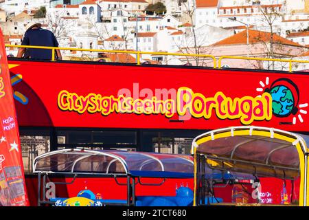 CitySightseeing Tour Open Top Sightseeing Bus vor dem Kreuzfahrtschiff Dock. Lissabon, Portugal. Stockfoto