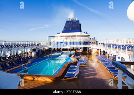 Open Air Pool Deck, norwegisches Sun Cruise Schiff. Stockfoto