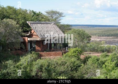 Letaba Rest Camp, Kruger Nationalpark, Südafrika - 14. April 2012 : Blick vom Aussichtspunkt über den Fluss Olifants mit einem Bungalow Stockfoto