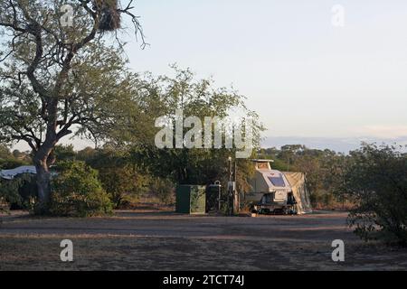 Letaba Rest Camp, Kruger Nationalpark, Südafrika - 14. April 2012 : Wohnwagen und Zelte im Schatten unter Bäumen auf Campingplatz, friedliche Umgebung Stockfoto