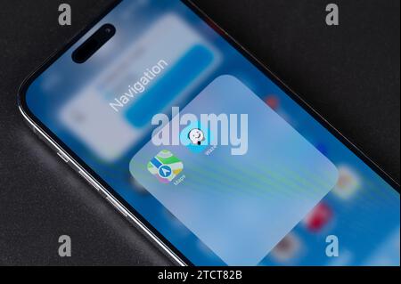 New York, USA – 11. Dezember 2023: Navigationsanwendung im iphone-Menü in Nahansicht des Smartphone-Bildschirms Stockfoto