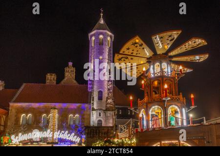 Große Weihnachtspyramide vor der Burg Dankwarderode auf dem Braunschweiger Weihnachtsmarkt Braunschweig Niedersachsen Deutschland *** große Weihnachtspyramide vor der Burg Dankwarderode am Braunschweiger Weihnachtsmarkt Braunschweig Niedersachsen Deutschland Stockfoto