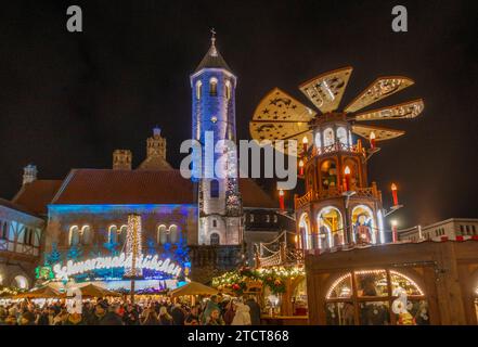 Große Weihnachtspyramide vor der Burg Dankwarderode auf dem Braunschweiger Weihnachtsmarkt Braunschweig Niedersachsen Deutschland *** große Weihnachtspyramide vor der Burg Dankwarderode am Braunschweiger Weihnachtsmarkt Braunschweig Niedersachsen Deutschland Stockfoto