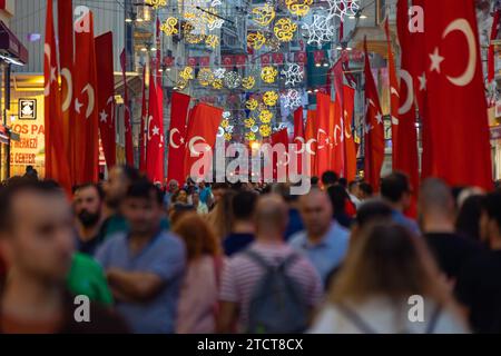 Türkische Leute mit türkischen Fahnen in der Istiklal Avenue. Nationalfeiertage von Turkiye Konzeptfoto. Istanbul turkiye - 10.28.2023 Stockfoto