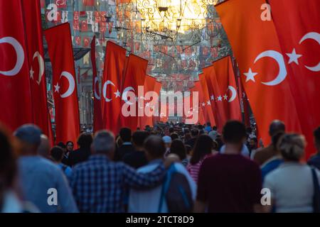 Nationalfeiertage von Turkiye Konzeptfoto. Türkische Leute mit türkischen Fahnen in der Istiklal Avenue. Istanbul turkiye - 10.28.2023 Stockfoto