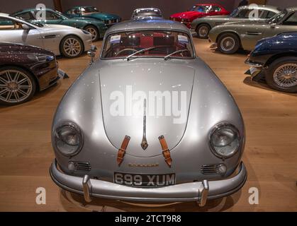 London, Großbritannien. Dezember 2023. Der Bond Street Sale, Important Collectors' Motor Cars findet am 15. Dezember 2023 in Bonhams statt. Zu den Auktionspunkten zählen: Porsche 356A Carrera 1500GS Coupé 1957. Schätzung: £450.000-500.000. Quelle: Malcolm Park/Alamy Live News Stockfoto