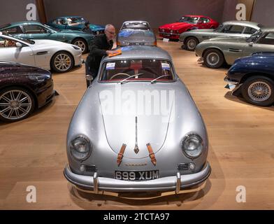 London, Großbritannien. Dezember 2023. Der Bond Street Sale, Important Collectors' Motor Cars findet am 15. Dezember 2023 in Bonhams statt. Zu den Auktionspunkten zählen: Porsche 356A Carrera 1500GS Coupé 1957. Schätzung: £450.000-500.000. Quelle: Malcolm Park/Alamy Live News Stockfoto