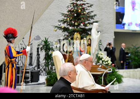 Vatikan, Vatikan. Dezember 2023. Italien, Rom, Vatikan, 14.12.2023.Papst Franziskus während einer Audienz mit kranken Menschen und Lourdes Pilgerveranstaltern im Paul VI.-Saal, im Vatikan Foto von Vatikanischen Medien/Katholisches Pressefoto s. BESCHRÄNKT AUF REDAKTIONELLE VERWENDUNG - KEIN MARKETING - KEINE WERBEKAMPAGNEN. Quelle: Unabhängige Fotoagentur/Alamy Live News Stockfoto