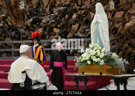 Vatikan, Vatikan. Dezember 2023. Italien, Rom, Vatikan, 14.12.2023.Papst Franziskus während einer Audienz mit kranken Menschen und Lourdes Pilgerveranstaltern im Paul VI.-Saal, im Vatikan Foto von Vatikanischen Medien/Katholisches Pressefoto s. BESCHRÄNKT AUF REDAKTIONELLE VERWENDUNG - KEIN MARKETING - KEINE WERBEKAMPAGNEN. Quelle: Unabhängige Fotoagentur/Alamy Live News Stockfoto