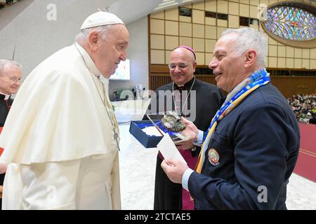 Vatikan, Vatikan. Dezember 2023. Italien, Rom, Vatikan, 14.12.2023.Papst Franziskus während einer Audienz mit kranken Menschen und Lourdes Pilgerveranstaltern im Paul VI.-Saal, im Vatikan Foto von Vatikanischen Medien/Katholisches Pressefoto s. BESCHRÄNKT AUF REDAKTIONELLE VERWENDUNG - KEIN MARKETING - KEINE WERBEKAMPAGNEN. Quelle: Unabhängige Fotoagentur/Alamy Live News Stockfoto