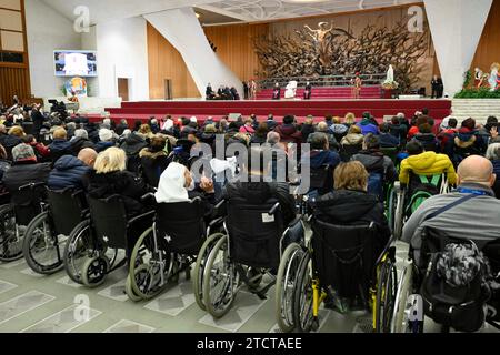 Vatikan, Vatikan. Dezember 2023. Italien, Rom, Vatikan, 14.12.2023.Papst Franziskus während einer Audienz mit kranken Menschen und Lourdes Pilgerveranstaltern im Paul VI.-Saal, im Vatikan Foto von Vatikanischen Medien/Katholisches Pressefoto s. BESCHRÄNKT AUF REDAKTIONELLE VERWENDUNG - KEIN MARKETING - KEINE WERBEKAMPAGNEN. Quelle: Unabhängige Fotoagentur/Alamy Live News Stockfoto