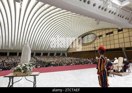 Vatikan, Vatikan. Dezember 2023. Italien, Rom, Vatikan, 14.12.2023.Papst Franziskus während einer Audienz mit kranken Menschen und Lourdes Pilgerveranstaltern im Paul VI.-Saal, im Vatikan Foto von Vatikanischen Medien/Katholisches Pressefoto s. BESCHRÄNKT AUF REDAKTIONELLE VERWENDUNG - KEIN MARKETING - KEINE WERBEKAMPAGNEN. Quelle: Unabhängige Fotoagentur/Alamy Live News Stockfoto