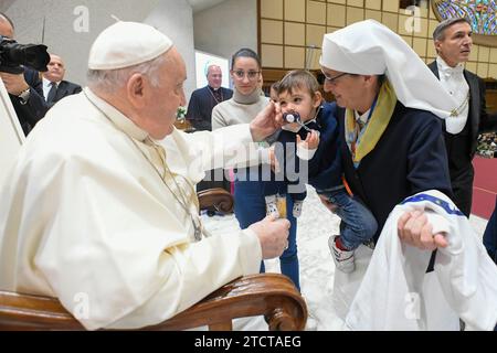 Vatikan, Vatikan. Dezember 2023. Italien, Rom, Vatikan, 14.12.2023.Papst Franziskus während einer Audienz mit kranken Menschen und Lourdes Pilgerveranstaltern im Paul VI.-Saal, im Vatikan Foto von Vatikanischen Medien/Katholisches Pressefoto s. BESCHRÄNKT AUF REDAKTIONELLE VERWENDUNG - KEIN MARKETING - KEINE WERBEKAMPAGNEN. Quelle: Unabhängige Fotoagentur/Alamy Live News Stockfoto