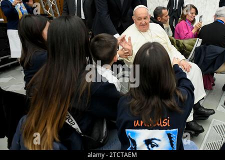 Vatikan, Vatikan. Dezember 2023. Italien, Rom, Vatikan, 14.12.2023.Papst Franziskus während einer Audienz mit kranken Menschen und Lourdes Pilgerveranstaltern im Paul VI.-Saal, im Vatikan Foto von Vatikanischen Medien/Katholisches Pressefoto s. BESCHRÄNKT AUF REDAKTIONELLE VERWENDUNG - KEIN MARKETING - KEINE WERBEKAMPAGNEN. Quelle: Unabhängige Fotoagentur/Alamy Live News Stockfoto