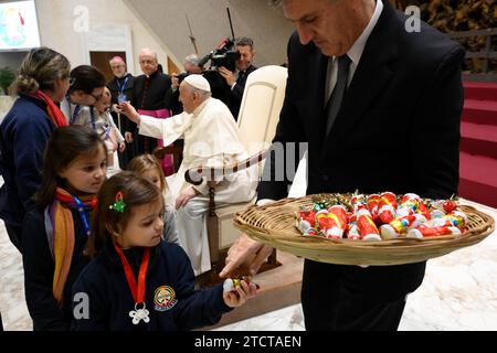 Vatikan, Vatikan. Dezember 2023. Italien, Rom, Vatikan, 14.12.2023.Papst Franziskus während einer Audienz mit kranken Menschen und Lourdes Pilgerveranstaltern im Paul VI.-Saal, im Vatikan Foto von Vatikanischen Medien/Katholisches Pressefoto s. BESCHRÄNKT AUF REDAKTIONELLE VERWENDUNG - KEIN MARKETING - KEINE WERBEKAMPAGNEN. Quelle: Unabhängige Fotoagentur/Alamy Live News Stockfoto