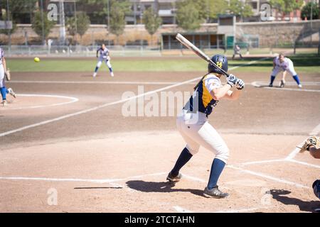 Valencia, Spanien - 14. Mai 2023: Ein Mädchen von hinten in der Uniform ihres Teams, kurz davor, bei einem Baseballspiel einen Ball zu schlagen Stockfoto
