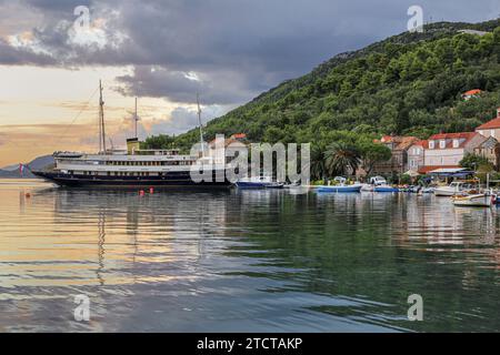 Die Luxus-Yacht-Minicruiser MY Casablanca in Kroatien (Barbara-Kreuzfahrt), schönes kleines klassisches Kreuzfahrtschiff, Adria, dalmatinische Kreuzfahrten, Kroatien Stockfoto