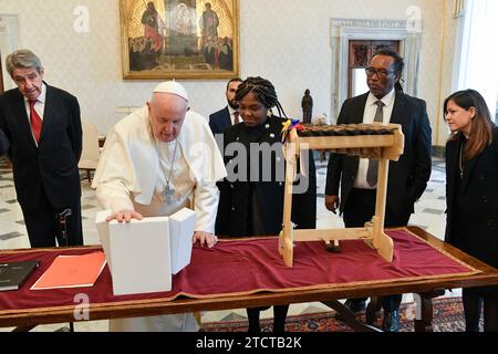 Vatikan, Vatikan. Dezember 2023. Italien, Rom, Vatikan, 14.12.2023.Papst Franziskus empfängt in privater Audienz Frau Francia Elena Marquez Mina, Vizepräsidentin Kolumbiens auf dem Vatikan Foto von Vatican Media/Catholic Press Photo s. BESCHRÄNKT AUF REDAKTIONELLE VERWENDUNG - KEIN MARKETING - KEINE WERBEKAMPAGNEN. Quelle: Unabhängige Fotoagentur/Alamy Live News Stockfoto