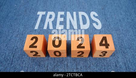 Handnotizblock mit Text Trends 2024. Neues Jahr, neue Lösungen und Ideen, Konzept. Stockfoto