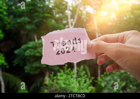 Handnotizblock mit Text Trends 2024. Neues Jahr, neue Lösungen und Ideen, Konzept. Stockfoto