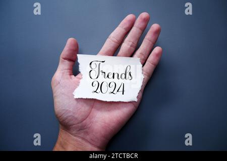 Handnotizblock mit Text Trends 2024. Neues Jahr, neue Lösungen und Ideen, Konzept. Stockfoto