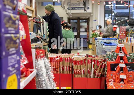 Festliche Einkäufer in einer TESCO Supermarktfiliale im Zentrum von London, England, Großbritannien Stockfoto