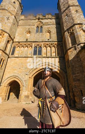 England, East Sussex, Battle, Battle Abbey, Ritter in mittelalterlicher Rüstung vor dem Großen Gatehouse Stockfoto