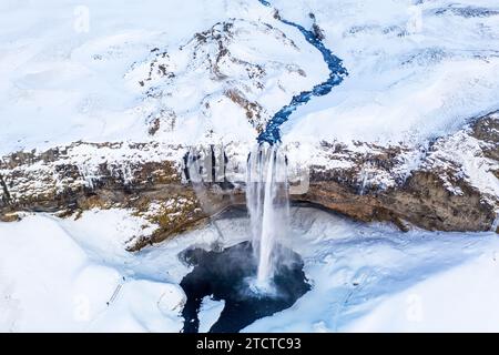 Seljalandsfoss Wasserfall in Island im Winter bei Sonnenuntergang aus der Vogelperspektive Stockfoto