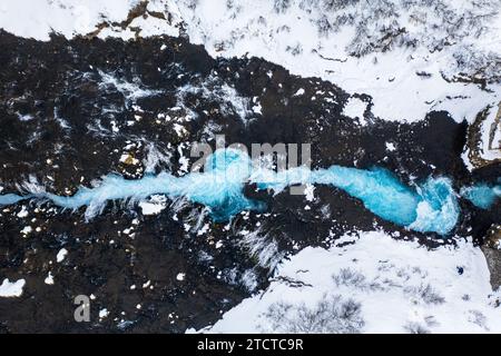 Blick aus der Vogelperspektive auf den Bruarfoss Wasserfall in Island im Winter Stockfoto