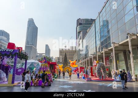 Weihnachts- und Neujahrsmesse mit Shopping-Pavillons auf der Straße des Platzes am Central World Shopping plaza in Thailand, Bangkok. 12 Stockfoto