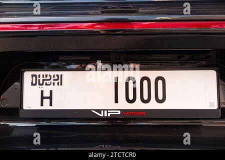 Personalisiertes Nummernschild 1000 hinten auf einem Bugatti Chiron Sport Sportwagen / Supersportwagen in Cannes. Frankreich. (135) Stockfoto