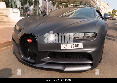 Bugatti Chiron Sport 110 ans Sportwagen / Supersportwagen, der von Einheimischen und Touristen auf dem Parkplatz am Boulevard de la Croisette, 06400 Cannes, bewundert wird. Frankreich. (135) Stockfoto