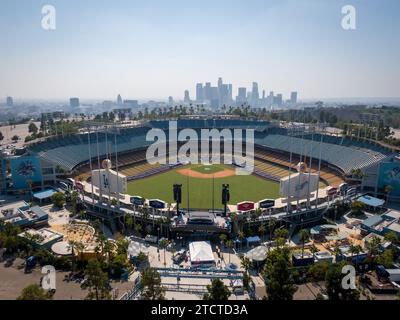 Drohnenbilder vom Dodger Stadium mit der Skyline von Los Angeles in wenigen Aufnahmen. Stockfoto