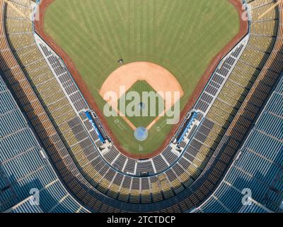 Drohnenbilder vom Dodger Stadium mit der Skyline von Los Angeles in wenigen Aufnahmen. Stockfoto