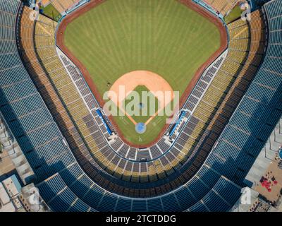 Drohnenbilder vom Dodger Stadium mit der Skyline von Los Angeles in wenigen Aufnahmen. Stockfoto