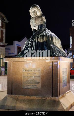 Die George Eliot (Mary Ann Evans) Statue, die nachts abgebildet ist. Die Statue befindet sich im Zentrum des Stadtzentrums von Nuneaton und stammt vom örtlichen Bildhauer John Letts. Stockfoto