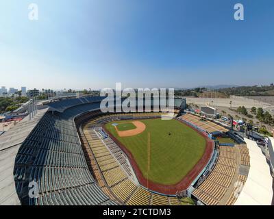 Drohnenbilder vom Dodger Stadium mit der Skyline von Los Angeles in wenigen Aufnahmen. Stockfoto