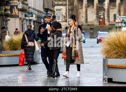 Dundee, Tayside, Schottland, Großbritannien. Dezember 2023. Wetter in Großbritannien: An einem weiteren feuchten und kalten Dezembermorgen wagten sich einige Leute in die Innenstadt von Dundee, um während der Woche Weihnachtsgeschenke zu kaufen, während sie ihrem Alltag nachgingen. Quelle: Dundee Photographics/Alamy Live News Stockfoto