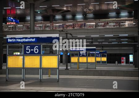 08.12.2023, Berlin, Deutschland, Europa - ein fast verlassener Berliner Hauptbahnhof mit leeren Bahnsteigen während eines Streiks der Zugführer GDL. Stockfoto