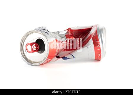 Moskau, Russland - 13. Dezember 2023: Leere, zerknitterte Dose Bud-Bier auf weißem Hintergrund. Kopierbereich. Stockfoto