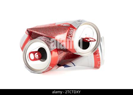 Moskau, Russland - 13. Dezember 2023: Zwei leere, zerknitterte Dosen Bud-Bier auf weißem Hintergrund. Kopierbereich. Stockfoto