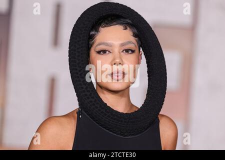 Hollywood, Usa. Dezember 2023. HOLLYWOOD, LOS ANGELES, KALIFORNIEN, USA - 13. DEZEMBER: Die US-amerikanische Schauspielerin und Sängerin Auli'i Cravalho kommt bei der Premiere von Netflix's „Rebel Moon – Part One: A Child of Fire“ am 13. Dezember 2023 im TCL Chinese Theatre IMAX in Hollywood, Los Angeles, Kalifornien. (Foto: Xavier Collin/Image Press Agency) Credit: Image Press Agency/Alamy Live News Stockfoto