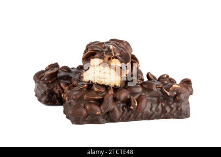 Zwei ganze Tische süßer Brownies mit Nüssen und eine Hälfte eines Brownie, bedeckt mit Schokolade auf weißem Hintergrund. Kopierbereich. Stockfoto